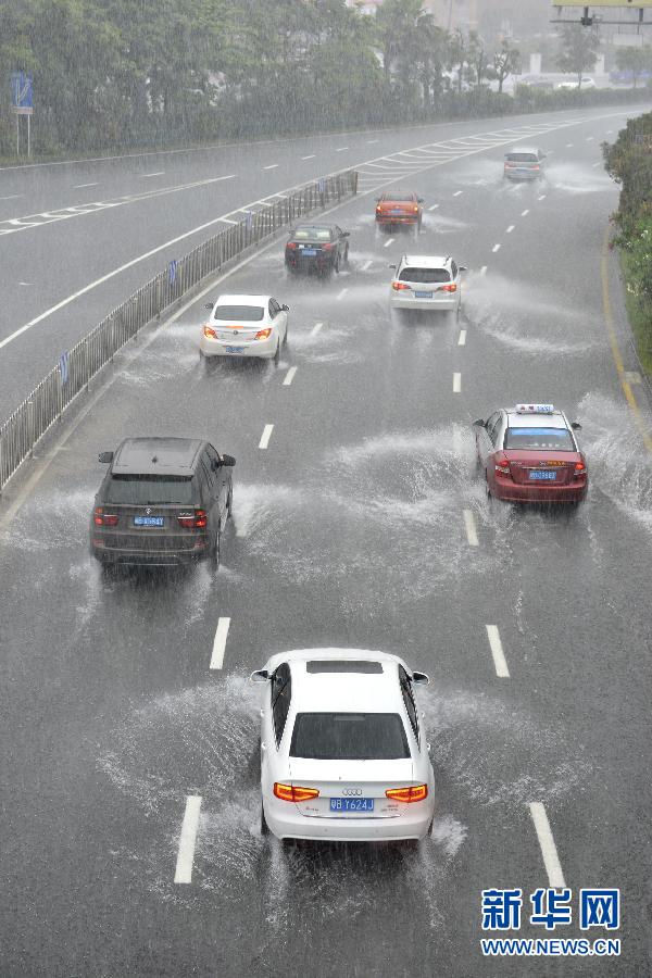 　5月11日，車輛在深圳街頭涉水前行。