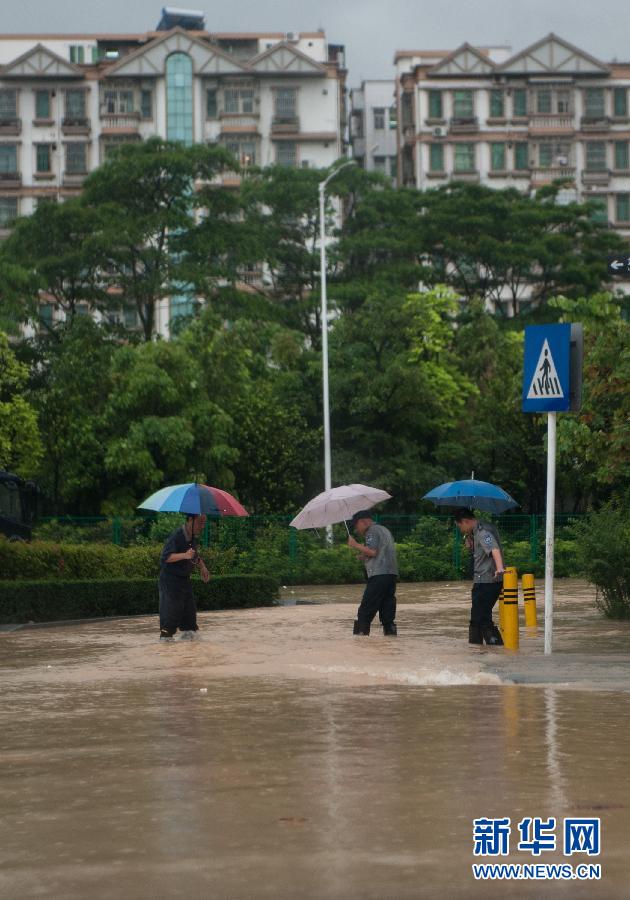 5月11日，人們在深圳西麗涉水行走。