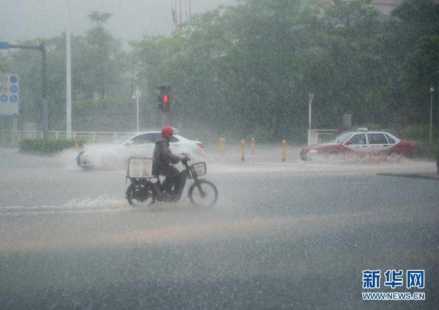 5月11日，車輛在深圳西麗留仙大道涉水前行。