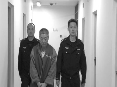 向南夫被帶出監(jiān)室接受提審。警方供圖