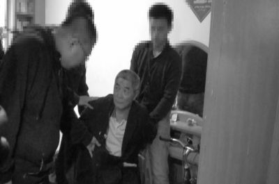 　向南夫被警方抓獲。