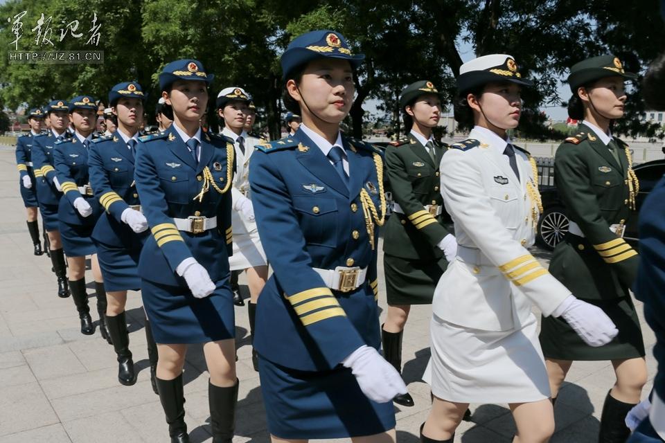 解放軍首批女儀仗兵亮相，90%以上擁有大專(zhuān)以上學(xué)歷，平均身高1.72米。圖為女兵儀仗隊(duì)。