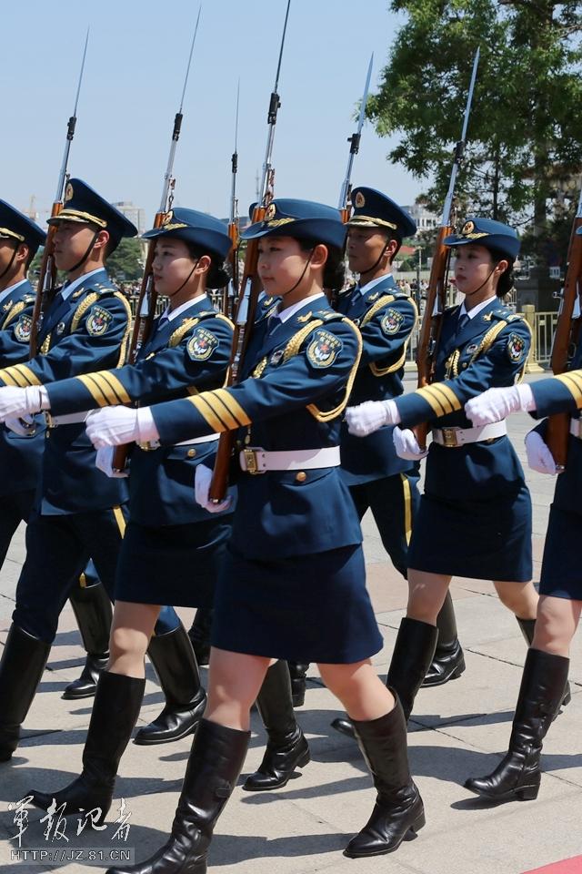 　解放軍首批女儀仗兵亮相，90%以上擁有大專(zhuān)以上學(xué)歷，平均身高1.72米。圖為女兵儀仗隊(duì)。
