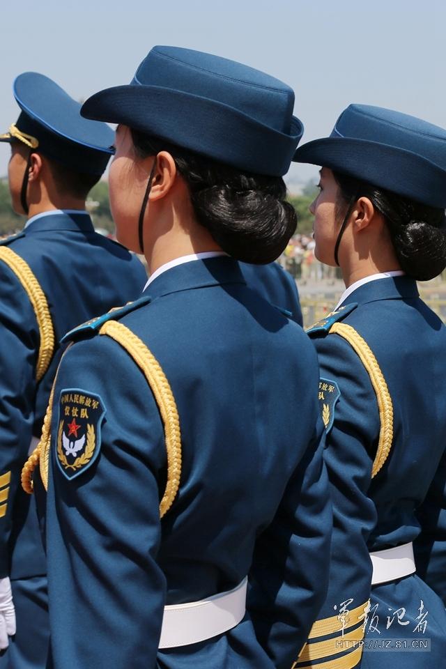 解放軍首批女儀仗兵亮相，90%以上擁有大專(zhuān)以上學(xué)歷，平均身高1.72米。圖為女兵儀仗隊(duì)。