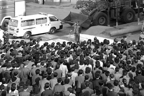　17日，一名朝鮮高官在事故現(xiàn)場(chǎng)向市民致歉。