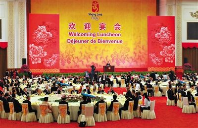 2008年8月8日，胡錦濤夫婦在北京人民大會堂宴會廳為出席北京奧運會的貴賓舉行歡迎宴會。