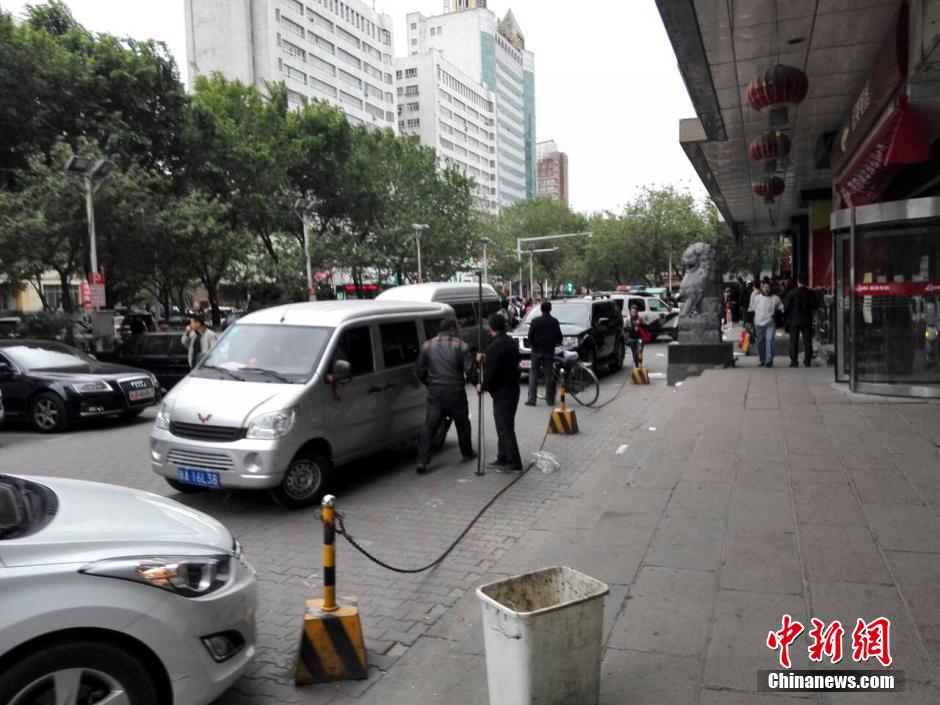 自治區(qū)和烏魯木齊市有關(guān)部門迅速處置，傷員已全部送往醫(yī)院救治。