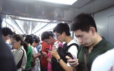 北京地鐵6號線,一名上班族利用乘車時間進(jìn)餐。京華時報記者陶冉攝