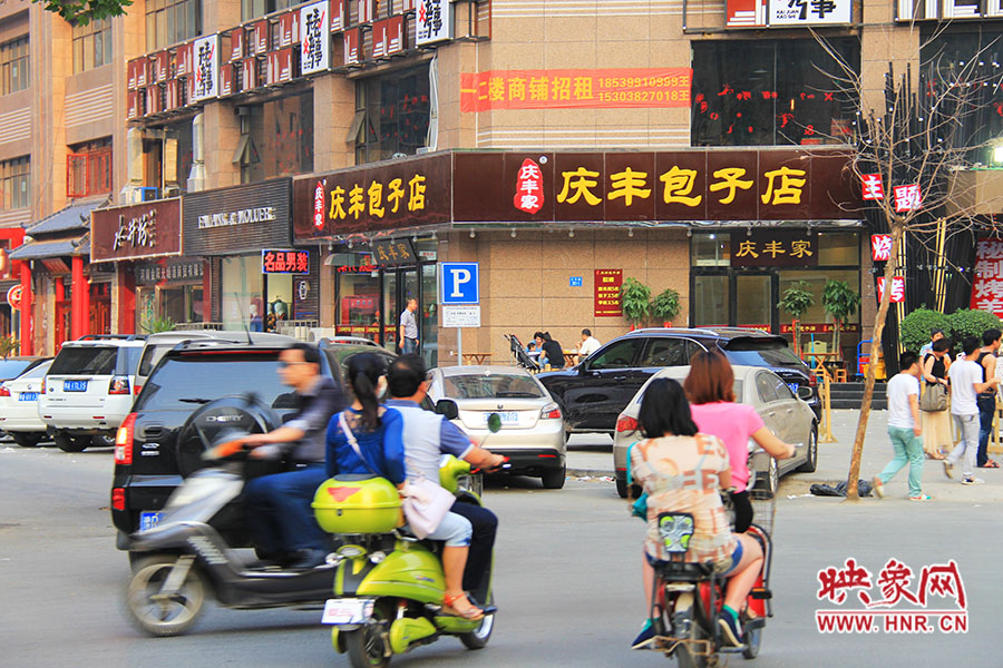 “慶豐包子店”位于路口拐角處,人流量車(chē)流量很大,堪稱(chēng)黃金位置。