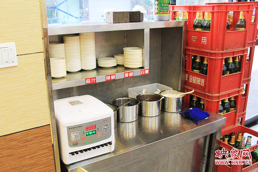 調(diào)料、小碟、餐具也都被放在另一張單獨(dú)的桌子上,需要用餐者“自助”。
