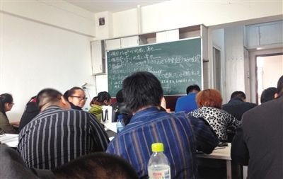 5月6日，大慶市，油田實(shí)行招工考試后，出現(xiàn)了各種考前輔導(dǎo)班。