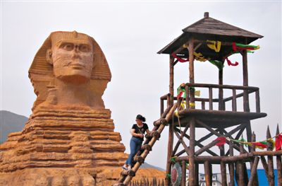 一游客在河北石家莊某地的“獅身人面像”前。