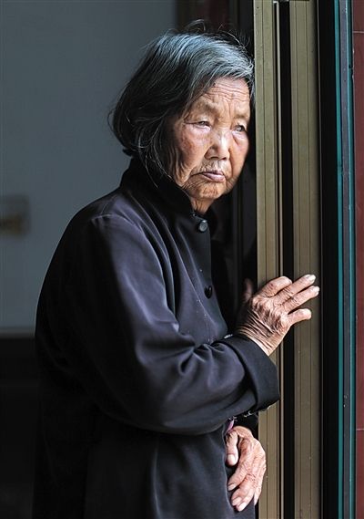 為了能“睡棺木”土葬，潘秀英四次喝農(nóng)藥自殺，后被搶救過(guò)來(lái)。