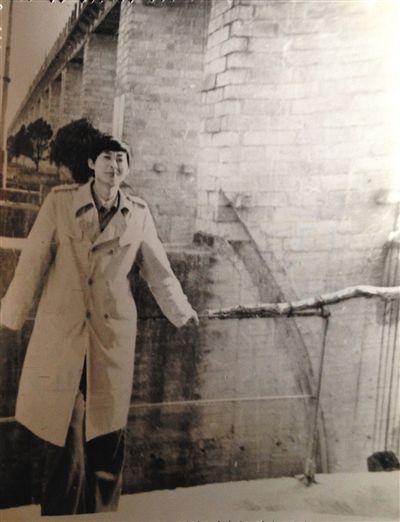 1995年，于英生在蚌埠淮河閘上留影。