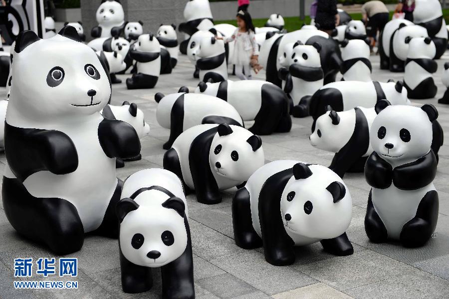 這是6月2日在上海靜安嘉里中心廣場拍攝的萌態(tài)百出的“熊貓”大軍。