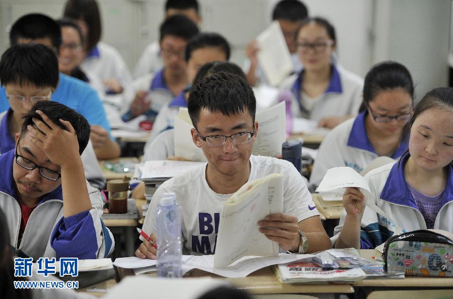 6月3日，銀川一中高三學生在教室里復習功課。