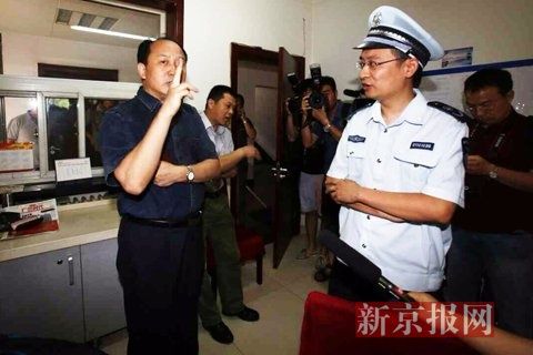 國(guó)家文物局的一名工作人員正在與執(zhí)法人員對(duì)峙。新京報(bào)記者 高瑋 攝