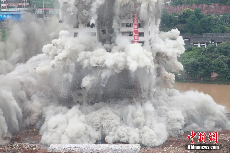 6月6日13時(shí)，貴州仁懷茅臺(tái)大橋及鐘樓整體爆破成功。