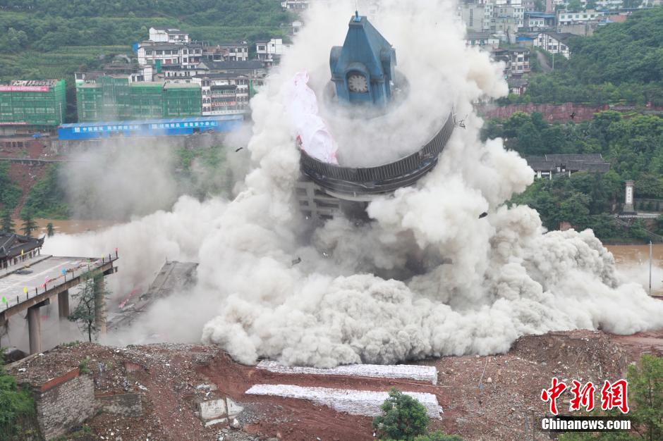 6月6日13時(shí)，貴州仁懷茅臺(tái)大橋及鐘樓整體爆破成功。