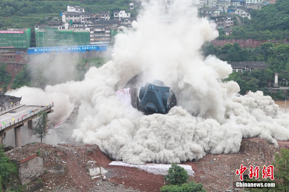 6月6日13時(shí)，貴州仁懷茅臺(tái)大橋及鐘樓整體爆破成功。