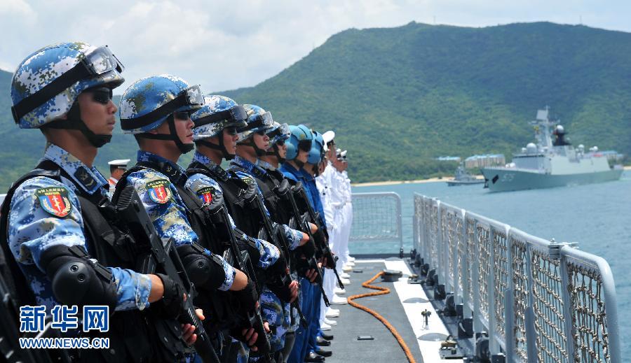 6月9日，在三亞某軍港，?？谂灩俦半S艦出海的特戰(zhàn)隊(duì)員離開碼頭。