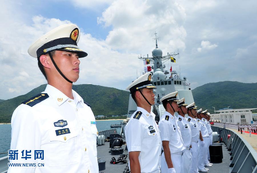 6月9日，在三亞某軍港，海口艦官兵在艦艏列隊(duì)。