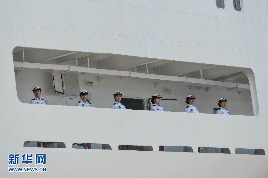  6月9日，在浙江舟山某軍港，和平方舟醫(yī)院船上的海軍官兵列隊(duì)與港口送行人員告別。
