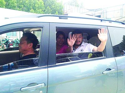 孫正龍和妻子、家人，揮手和醫(yī)護人員告別。張凌飛