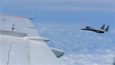 國(guó)防部網(wǎng)站12日公布的視頻截圖,日本F-15軍機(jī)從中國(guó)圖-154機(jī)頭方向危險(xiǎn)切入,兩者最近距離約30米左右。