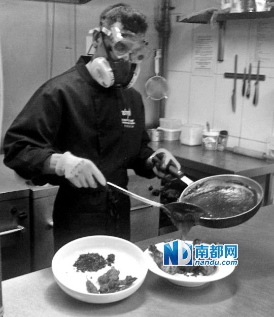 廚師在烹制最辣雞腿醬時(shí)要戴“防辣”面罩。