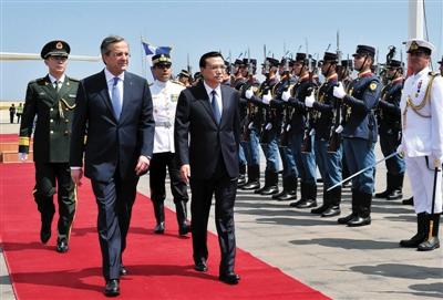 　6月19日，國務(wù)院總理李克強(qiáng)乘專機(jī)抵達(dá)雅典國際機(jī)場(chǎng)，開始對(duì)希臘進(jìn)行正式訪問。