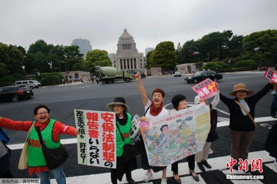 當(dāng)?shù)貢r(shí)間5月13日，日本示威者在位于東京的國(guó)會(huì)議事堂外高喊口號(hào)，反對(duì)日本政府計(jì)劃修憲以解禁自衛(wèi)權(quán)。