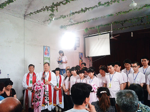 2013 年初，“全范圍教會”的信徒在參加集會。