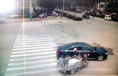 23日中午，陳母被突然噴毒。新京報(bào)記者 王瑞鋒 攝