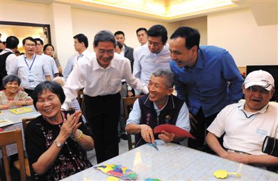 　昨日，張志軍前左二和陪同的新北市長朱立倫與老人們交談。