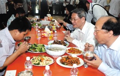 昨日中午，國臺辦主任張志軍（右二）在臺中市長胡志強的陪同下和盲校的孩子共進午餐。當晚，張志軍結(jié)束訪臺回京。 新華社發(fā)