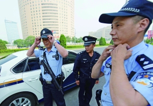 鳥巢附近,兩名民警和一名輔警負(fù)責(zé)該區(qū)域的巡邏任務(wù)。