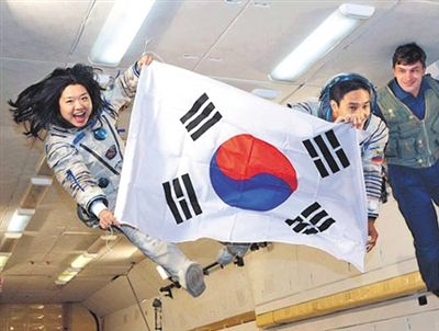 　2007年9月10日，李炤燕（左）在俄羅斯首都莫斯科接受零重力飛行訓(xùn)練。