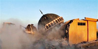 ISIS武裝人員駕駛推土機(jī)推倒一座清真寺的墻體。