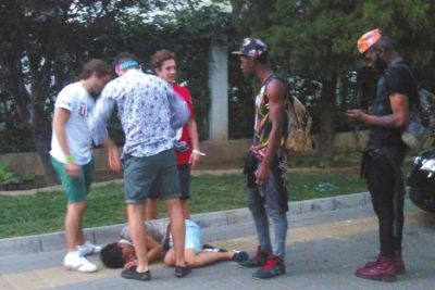 外籍男子路邊發(fā)現(xiàn)醉漢將其圍住。