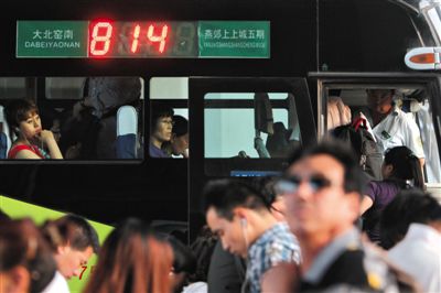 2014年5月22日,乘客在北京大北窯南乘坐開(kāi)往燕郊的814路公交車(chē)。