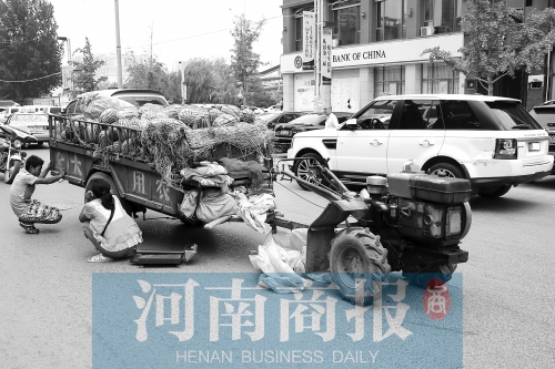 兩車相蹭后，小陳與妻子慌了神