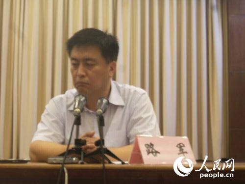 面對近百名記者，路軍當場哭泣，現(xiàn)場集體為遇難者默哀。