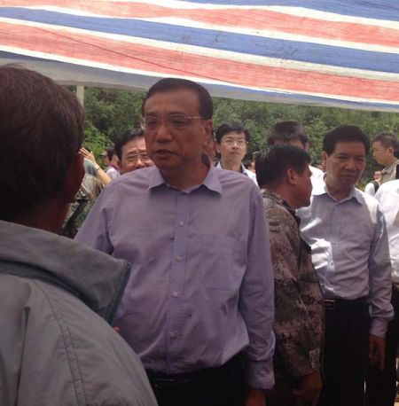走進(jìn)帳篷，總理就握住蔡官耀的雙手說：“不行，這個(gè)帳篷太簡易了”。說完這句，叮囑蔡官耀，“不能回家住”