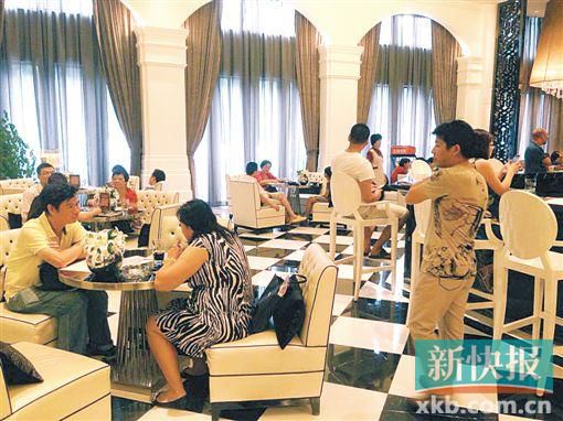 　昨天雖是工作日,但南海區(qū)某樓盤客流不少。