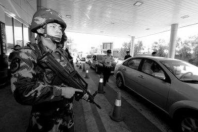武警持槍警戒進駐檢查站。