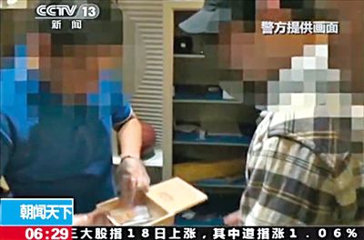 8月14日，警方從房祖名位于北京的住所搜出百余克大麻，房祖名（右）將部分毒品存放在這個(gè)木盒中。