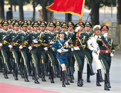 昨日，151人最大陣容的三軍儀仗隊(duì)，著新式禮賓服接受檢閱。這也是解放軍儀仗隊(duì)、軍樂(lè)團(tuán)新式禮賓服首次亮