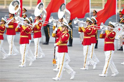 昨日，紅白相配的解放軍軍樂(lè)團(tuán)行進(jìn)演奏服亮相。杜洋 攝