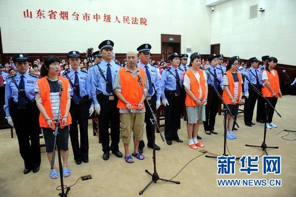 8月21日，被告人張帆、張立冬、呂迎春、張航、張巧聯(lián)到庭。法庭逐一核對(duì)被告人身份。